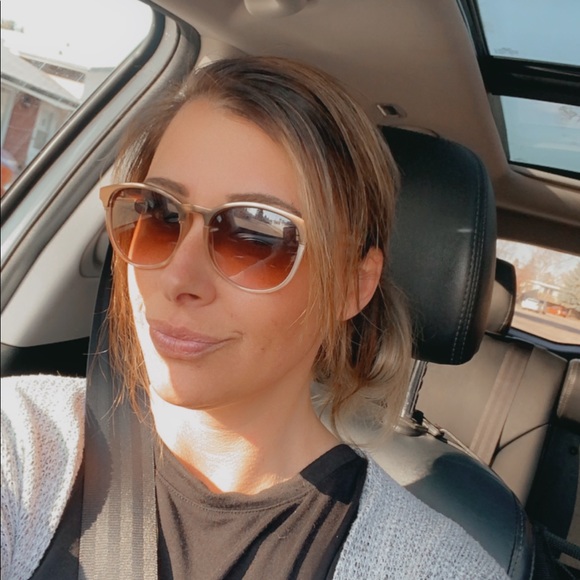 Meet your Posher, Roxann - Picture 1 of 1